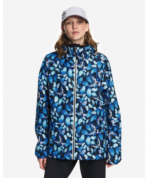 AIGLE(エーグル)の「【DEYROLLE】モルフォ蝶プリント 透湿防水 2.5レイヤー パッカブル フーデッドジャケット(マウンテンパーカー・メンズ・ブルー・L/M/XL/S)」の1枚目の写真