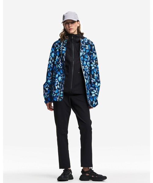 AIGLE(エーグル)の「【DEYROLLE】モルフォ蝶プリント 透湿防水 2.5レイヤー パッカブル フーデッドジャケット(マウンテンパーカー・メンズ・ブルー・L/M/XL/S)」の3枚目の写真