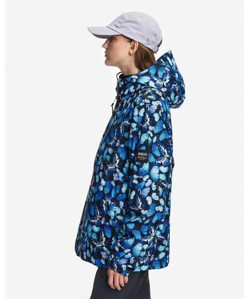 AIGLE(エーグル)の「【DEYROLLE】モルフォ蝶プリント 透湿防水 2.5レイヤー パッカブル フーデッドジャケット(マウンテンパーカー・メンズ・ブルー・L/M/XL/S)」の2枚目の写真