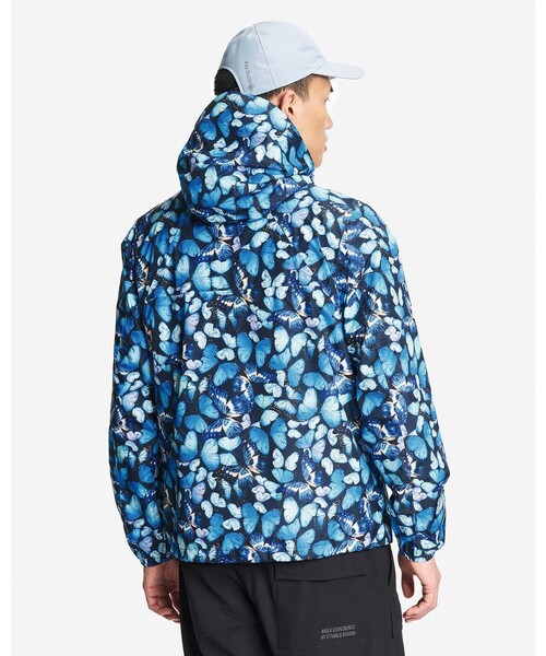 AIGLE(エーグル)の「【DEYROLLE】モルフォ蝶プリント 透湿防水 2.5レイヤー パッカブル フーデッドジャケット(マウンテンパーカー・メンズ・ブルー・L/M/XL/S)」の8枚目の写真