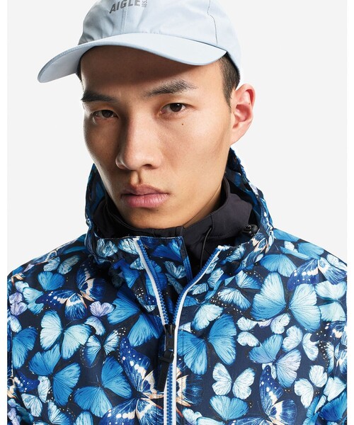 AIGLE(エーグル)の「【DEYROLLE】モルフォ蝶プリント 透湿防水 2.5レイヤー パッカブル フーデッドジャケット(マウンテンパーカー・メンズ・ブルー・L/M/XL/S)」の6枚目の写真