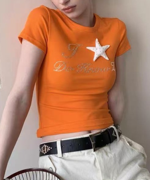 Achic(アシック)の「ラインストーンロゴ&スターアクセントTシャツ(Tシャツ/カットソー・レディース・ホワイト/オレンジ・M)」の1枚目の写真