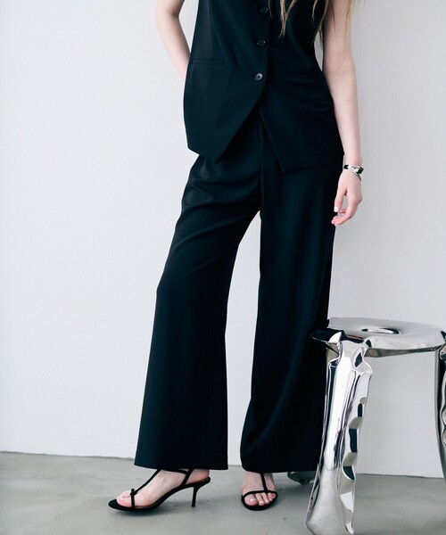 uncrave(アンクレイヴ)の「クールタッチツイル フレアパンツ(その他パンツ・レディース・ブラック系/グレー系/ベージュ系・0/1/2)」の1枚目の写真