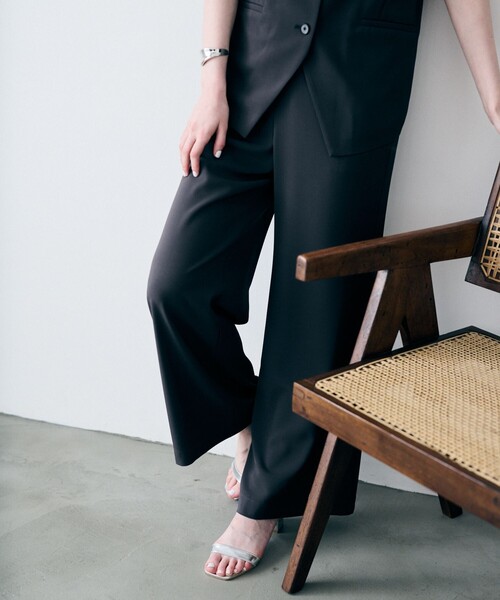 uncrave(アンクレイヴ)の「クールタッチツイル フレアパンツ(その他パンツ・レディース・ブラック系/グレー系/ベージュ系・0/1/2)」の2枚目の写真