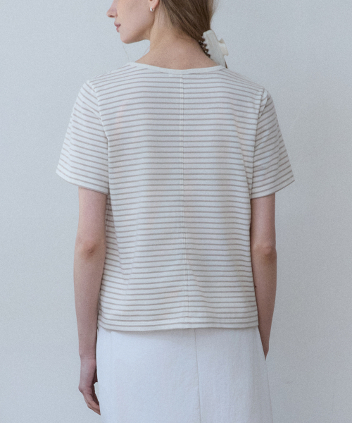 OURHOPE（アワーホープ）の「ロゴストライプUネックTシャツ - ベージュ（Tシャツ/カットソー・レディース・Beige・ONE）」の3枚目の写真