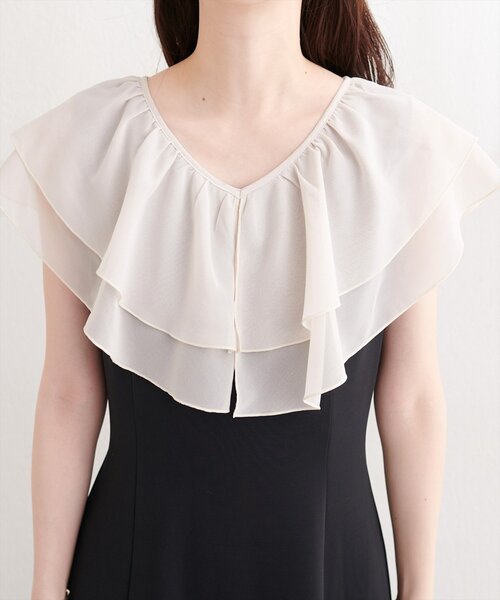 natural couture(ナチュラルクチュール)の「〈osono〉フリルカラーリップルワンピース(ワンピース・レディース・ブラック/アイボリー・LARGE/MEDIUM)」の4枚目の写真