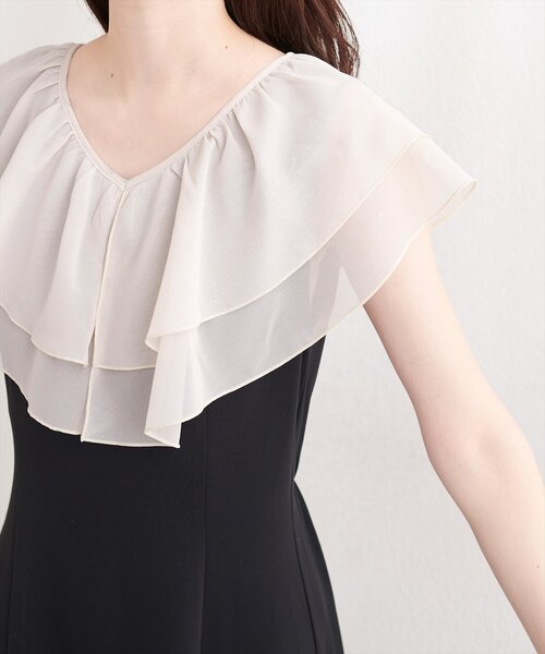 natural couture(ナチュラルクチュール)の「〈osono〉フリルカラーリップルワンピース(ワンピース・レディース・ブラック/アイボリー・LARGE/MEDIUM)」の6枚目の写真