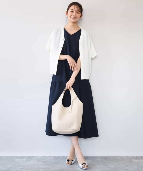 MK MICHEL KLEIN（エムケーミッシェルクラン）の「[撥水/UVカット/洗える]ドローコードデザインVネックワンピース（ワンピース・レディース・ネイビー/ブルー・38）」の4枚目の写真