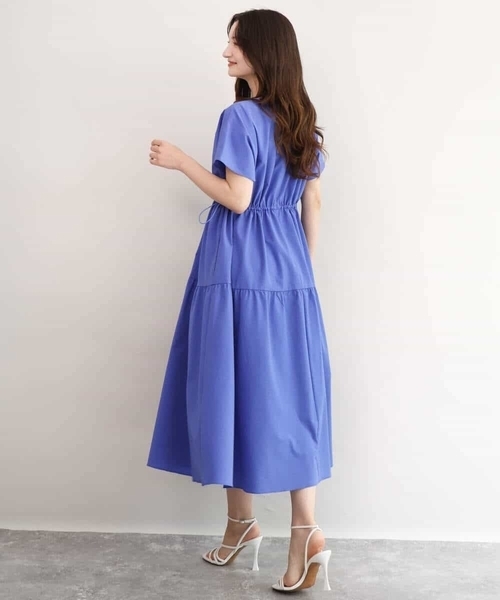 MK MICHEL KLEIN（エムケーミッシェルクラン）の「[撥水/UVカット/洗える]ドローコードデザインVネックワンピース（ワンピース・レディース・ネイビー/ブルー・38）」の9枚目の写真