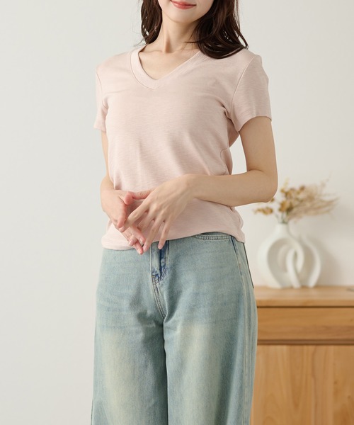 DAYRA（デイラ）の「Vネック 半袖 無地 コンパクト トップス（Tシャツ/カットソー・レディース・モカ/チャコールグレー/グレー/ピンク/ブラック/ホワイト・FREE）」の6枚目の写真