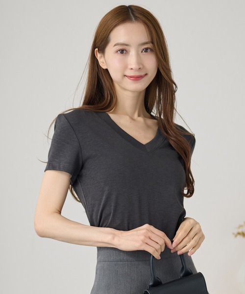 DAYRA（デイラ）の「Vネック 半袖 無地 コンパクト トップス（Tシャツ/カットソー・レディース・モカ/チャコールグレー/グレー/ピンク/ブラック/ホワイト・FREE）」の2枚目の写真