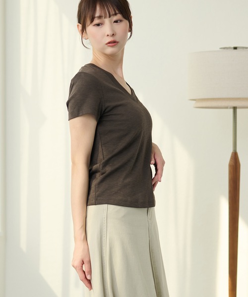 DAYRA（デイラ）の「Vネック 半袖 無地 コンパクト トップス（Tシャツ/カットソー・レディース・モカ/チャコールグレー/グレー/ピンク/ブラック/ホワイト・FREE）」の14枚目の写真