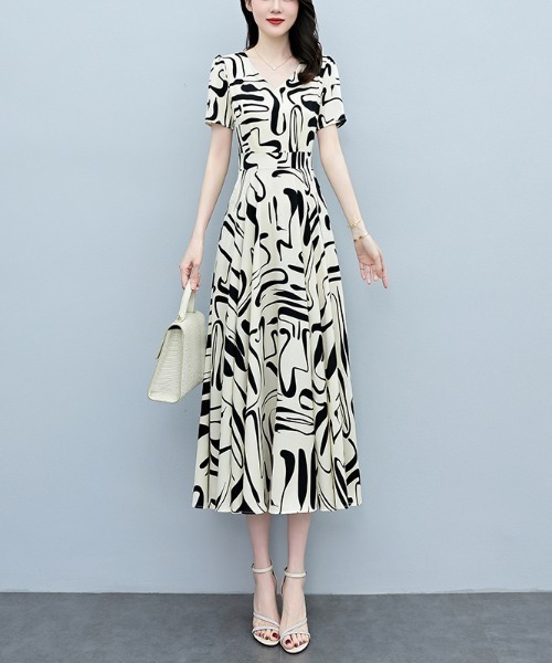 LUCPY(ラクピー)の「アートラインプリント Vネックフレアワンピース(ワンピース・レディース・ホワイト・XX-LARGE/X-LARGE/LARGE/MEDIUM)」の1枚目の写真