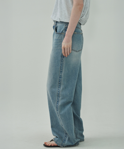 MOTT（モット）の「サイドルーズデニム-ライトブルー（デニムパンツ・レディース・その他・SMALL/MEDIUM/LARGE）」の2枚目の写真
