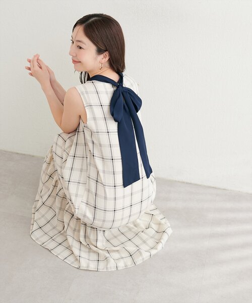 natural couture（ナチュラルクチュール）の「リボン付きノースリチェックワンピース（ワンピース・レディース・ベージュ/オフホワイト/グレー・FREE）」の4枚目の写真