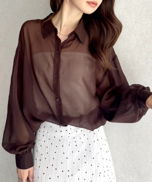 TREOVER（トレオーバー）の「上品な透け感が魅力のオーバーサイズシアーシャツ（シャツ/ブラウス・レディース・ダークブラウン/ブラック/ブルー/オフホワイト・FREE）」の3枚目の写真