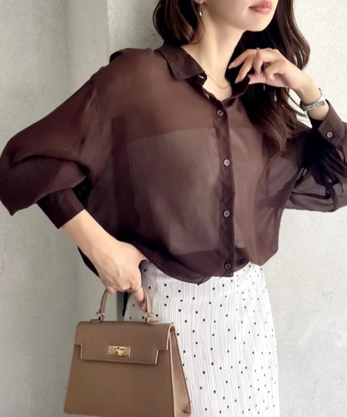 TREOVER（トレオーバー）の「上品な透け感が魅力のオーバーサイズシアーシャツ（シャツ/ブラウス・レディース・ダークブラウン/ブラック/ブルー/オフホワイト・FREE）」の6枚目の写真