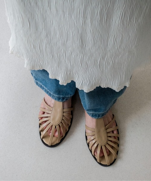 on:nue（オンニュ）の「【on:nue】[3色展開/5サイズ展開] Tストラップグルカフラットローファー /26-27 AW COLLECTION（ローファー・レディース・ブラウン/ブラック/ベージュ・23.0cm/23.5cm/24.0cm/24.5cm/25.0cm）」の22枚目の写真