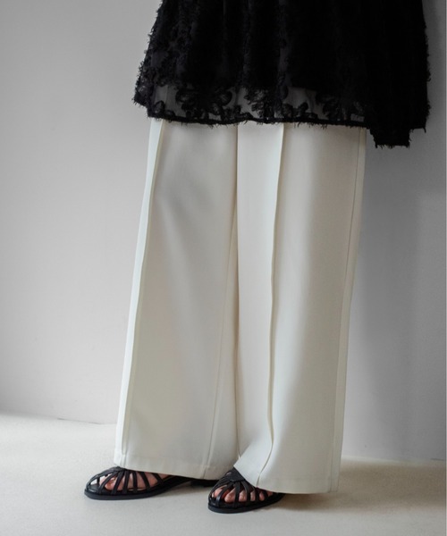 on:nue（オンニュ）の「【on:nue】[3色展開/5サイズ展開] Tストラップグルカフラットローファー /26-27 AW COLLECTION（ローファー・レディース・ブラウン/ブラック/ベージュ・23.0cm/23.5cm/24.0cm/24.5cm/25.0cm）」の7枚目の写真