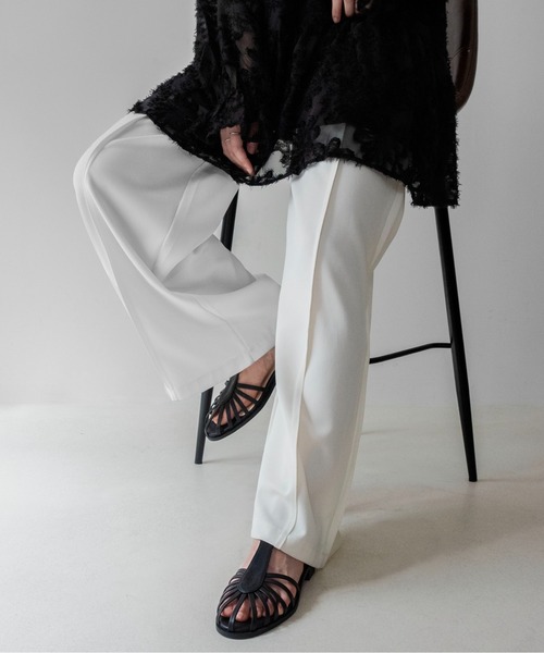 on:nue（オンニュ）の「【on:nue】[3色展開/5サイズ展開] Tストラップグルカフラットローファー /26-27 AW COLLECTION（ローファー・レディース・ブラウン/ブラック/ベージュ・23.0cm/23.5cm/24.0cm/24.5cm/25.0cm）」の8枚目の写真