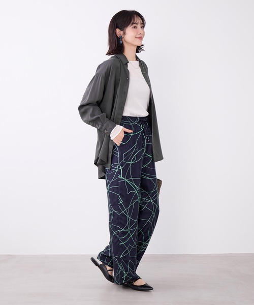MICA&DEAL(マイカ&ディール)の「幾何柄プリントストレートイージーパンツ〈2サイズ展開〉(その他パンツ・レディース・ネイビー/イエロー・36/38)」の5枚目の写真
