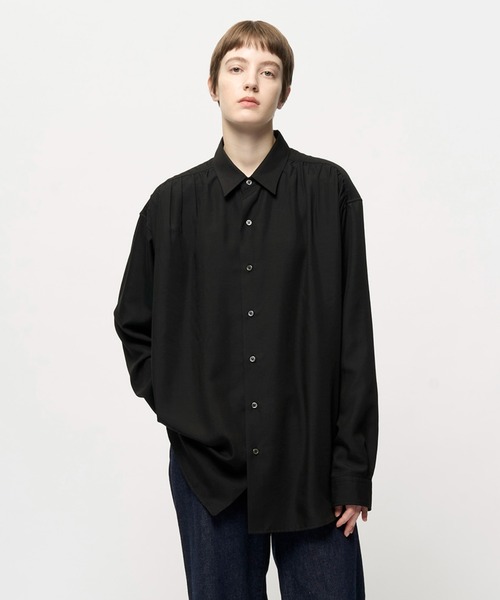 Juha(ユハ)の「HUSH DRAPED GATHER SHIRT(シャツ/ブラウス・メンズ・ブラック/サックスブルー/ホワイト・4/3)」の2枚目の写真