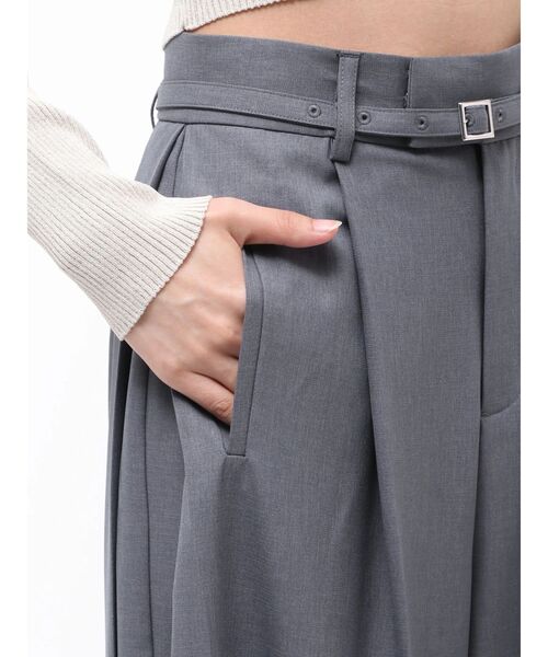 MURUA(ムルーア)の「サイドタックベルトワイドパンツ(スラックス・レディース・ブラック/グレー・1/2)」の21枚目の写真