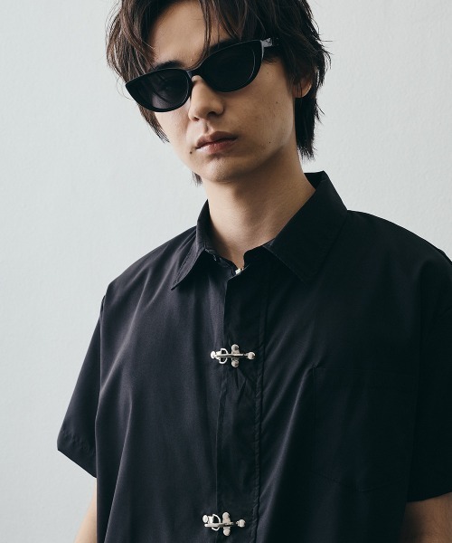 Shoowtime(ショウタイム)の「Fireman Buckle Minimal Short-Sleeve Shirt / ファイヤーマンバックル デザインショートスリーブシャツ(シャツ/ブラウス・メンズ・ブラック・X-LARGE/LARGE/MEDIUM)」の1枚目の写真
