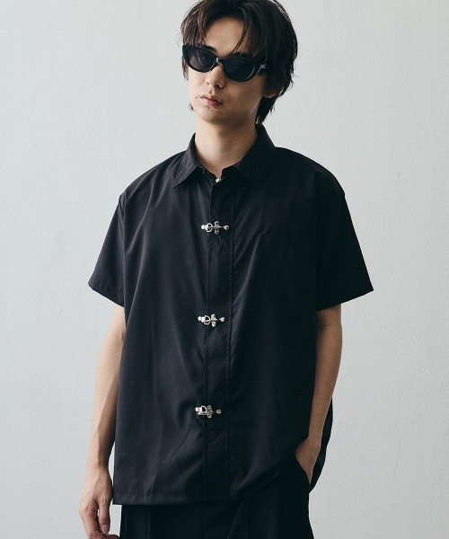 Shoowtime(ショウタイム)の「Fireman Buckle Minimal Short-Sleeve Shirt / ファイヤーマンバックル デザインショートスリーブシャツ(シャツ/ブラウス・メンズ・ブラック・X-LARGE/LARGE/MEDIUM)」の13枚目の写真