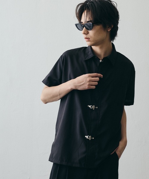 Shoowtime(ショウタイム)の「Fireman Buckle Minimal Short-Sleeve Shirt / ファイヤーマンバックル デザインショートスリーブシャツ(シャツ/ブラウス・メンズ・ブラック・X-LARGE/LARGE/MEDIUM)」の16枚目の写真