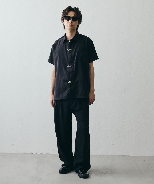 Shoowtime(ショウタイム)の「Fireman Buckle Minimal Short-Sleeve Shirt / ファイヤーマンバックル デザインショートスリーブシャツ(シャツ/ブラウス・メンズ・ブラック・X-LARGE/LARGE/MEDIUM)」の9枚目の写真