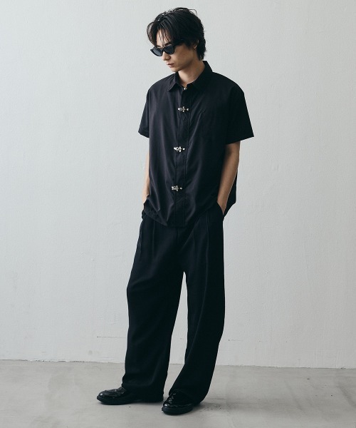 Shoowtime(ショウタイム)の「Fireman Buckle Minimal Short-Sleeve Shirt / ファイヤーマンバックル デザインショートスリーブシャツ(シャツ/ブラウス・メンズ・ブラック・X-LARGE/LARGE/MEDIUM)」の2枚目の写真