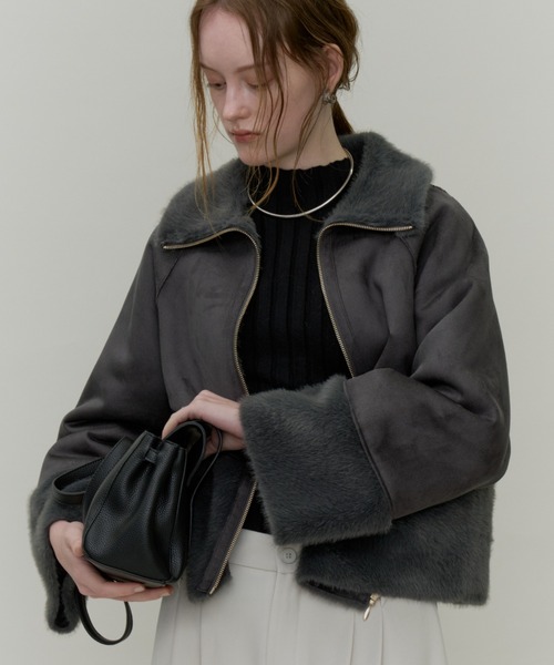 Plumel(プルメル)の「Fur & Mouton Flare Short Coat / ファー&ムートンステンカラーショートコート(ムートンコート・レディース・チャコールグレー/ブラウン/ベージュ・MEDIUM)」の1枚目の写真