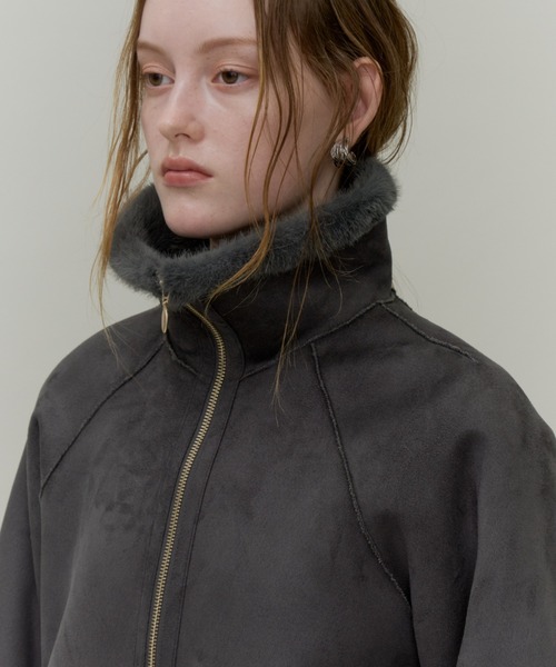 Plumel(プルメル)の「Fur & Mouton Flare Short Coat / ファー&ムートンステンカラーショートコート(ムートンコート・レディース・チャコールグレー/ブラウン/ベージュ・MEDIUM)」の12枚目の写真