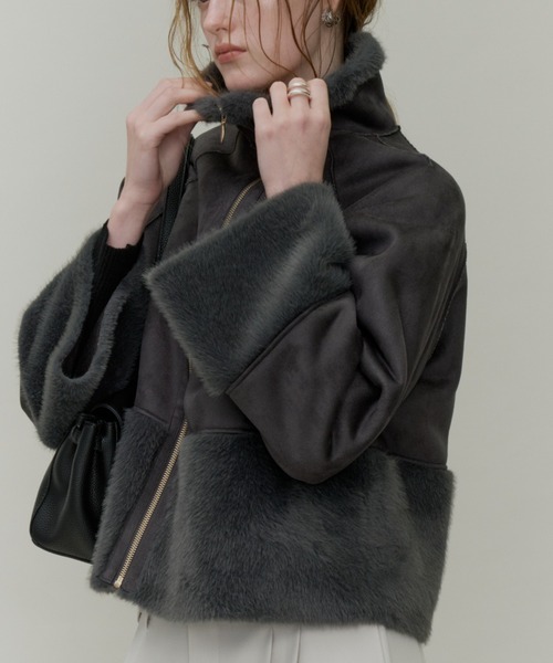 Plumel(プルメル)の「Fur & Mouton Flare Short Coat / ファー&ムートンステンカラーショートコート(ムートンコート・レディース・チャコールグレー/ブラウン/ベージュ・MEDIUM)」の10枚目の写真