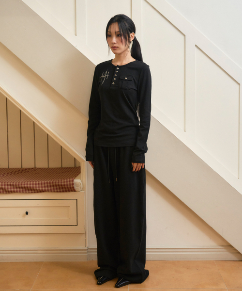 PRENDA(プレンダ)の「ポケット付きヘンリーネック 長袖 ブラック(Tシャツ/カットソー・レディース・その他・FREE)」の3枚目の写真