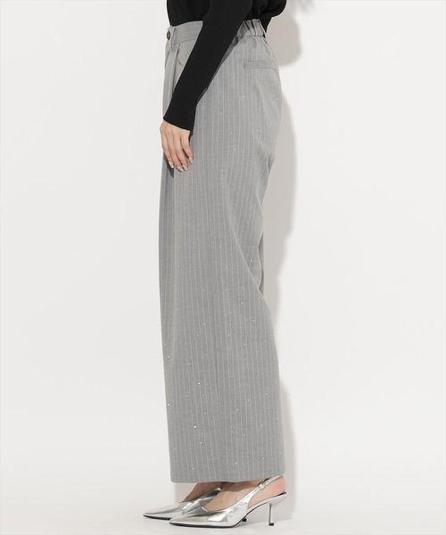 AND COUTURE（アンドクチュール）の「ビジュー付きタックワイドパンツ（その他パンツ・レディース・ライトグレー/グレー・SMALL/MEDIUM）」の4枚目の写真