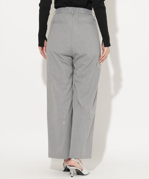 AND COUTURE（アンドクチュール）の「ビジュー付きタックワイドパンツ（その他パンツ・レディース・ライトグレー/グレー・SMALL/MEDIUM）」の5枚目の写真