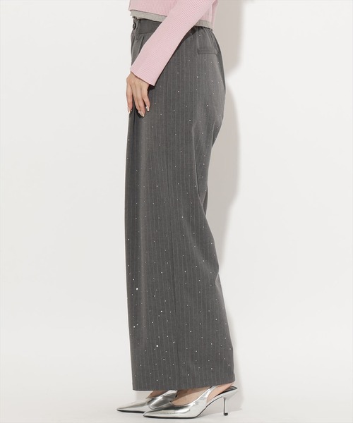 AND COUTURE（アンドクチュール）の「ビジュー付きタックワイドパンツ（その他パンツ・レディース・ライトグレー/グレー・SMALL/MEDIUM）」の7枚目の写真