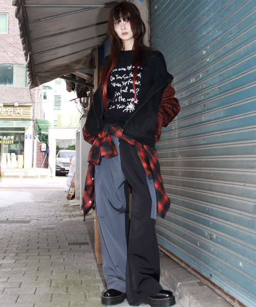 DEMARC(ドゥマーク)の「アシンメトリートーン・オン・トーン カーゴワイドトラックパンツ - チャコール&ブラック(その他パンツ・レディース・その他・MEDIUM/LARGE)」の2枚目の写真