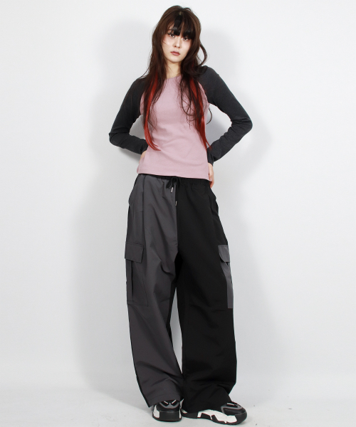 DEMARC(ドゥマーク)の「アシンメトリートーン・オン・トーン カーゴワイドトラックパンツ - チャコール&ブラック(その他パンツ・レディース・その他・MEDIUM/LARGE)」の10枚目の写真