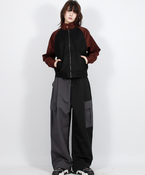 DEMARC(ドゥマーク)の「アシンメトリートーン・オン・トーン カーゴワイドトラックパンツ - チャコール&ブラック(その他パンツ・レディース・その他・MEDIUM/LARGE)」の11枚目の写真