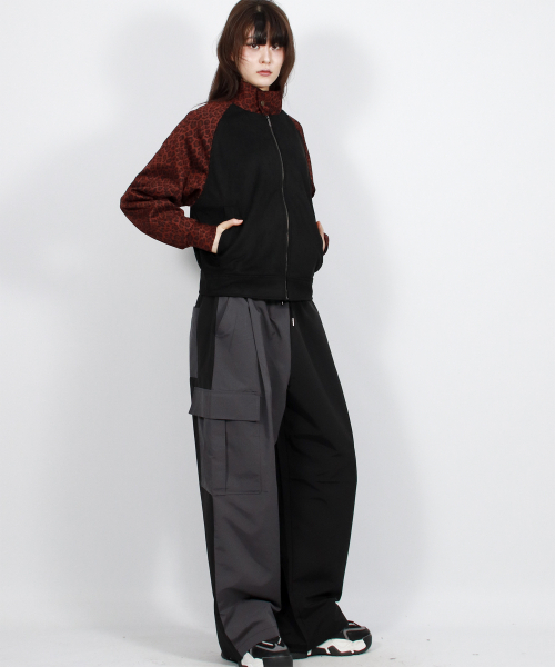 DEMARC(ドゥマーク)の「アシンメトリートーン・オン・トーン カーゴワイドトラックパンツ - チャコール&ブラック(その他パンツ・レディース・その他・MEDIUM/LARGE)」の12枚目の写真