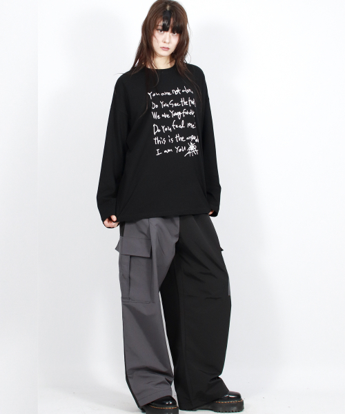 DEMARC(ドゥマーク)の「アシンメトリートーン・オン・トーン カーゴワイドトラックパンツ - チャコール&ブラック(その他パンツ・レディース・その他・MEDIUM/LARGE)」の13枚目の写真