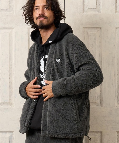 No Rain No Rainbow(ノーレインノーレインボー)の「mcg3883- drop shoulder boa cardigan (pick mini patch ) ボアカーディガン(NR26W-07)(カーディガン/ボレロ・メンズ・ブラック/ベージュ/グレー・S/M/L/XL)」の4枚目の写真