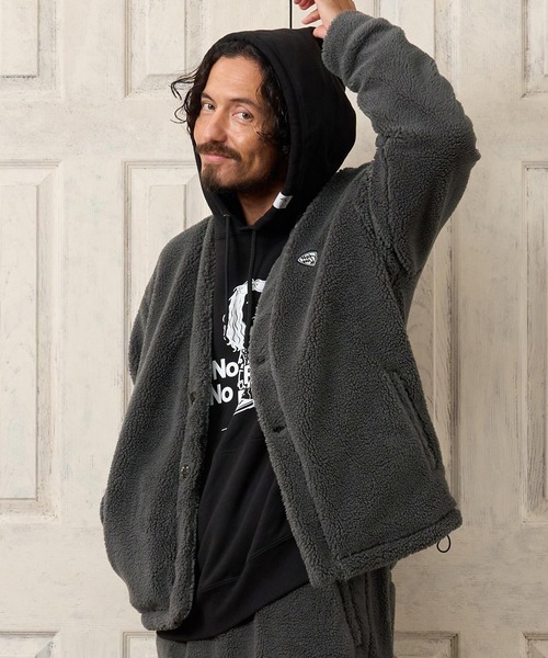 No Rain No Rainbow(ノーレインノーレインボー)の「mcg3883- drop shoulder boa cardigan (pick mini patch ) ボアカーディガン(NR26W-07)(カーディガン/ボレロ・メンズ・ブラック/ベージュ/グレー・S/M/L/XL)」の6枚目の写真