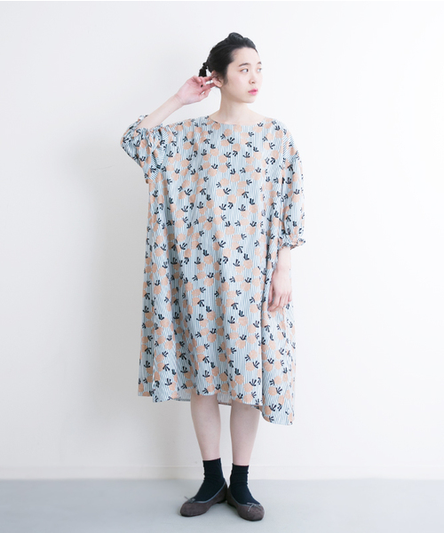 MERLOT（メルロー）の「カスタネット柄スモックワンピース9047（ワンピース・レディース・ベージュ/グリーン/ブルー・FREE）」の2枚目の写真