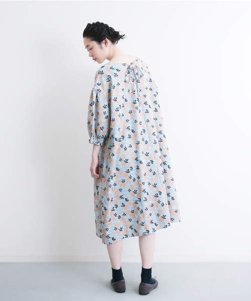 MERLOT（メルロー）の「カスタネット柄スモックワンピース9047（ワンピース・レディース・ベージュ/グリーン/ブルー・FREE）」の10枚目の写真