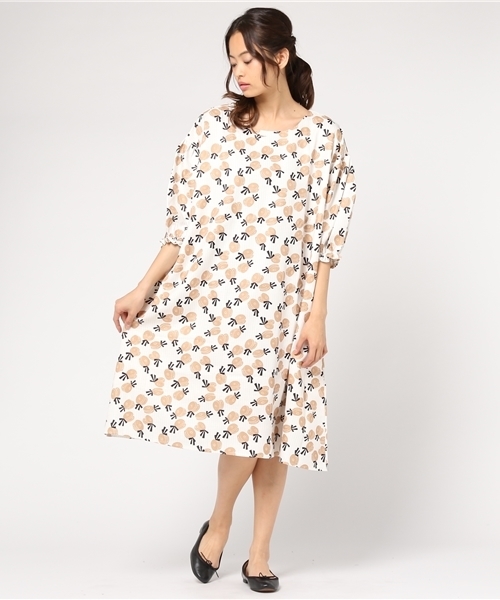 MERLOT（メルロー）の「カスタネット柄スモックワンピース9047（ワンピース・レディース・ベージュ/グリーン/ブルー・FREE）」の4枚目の写真