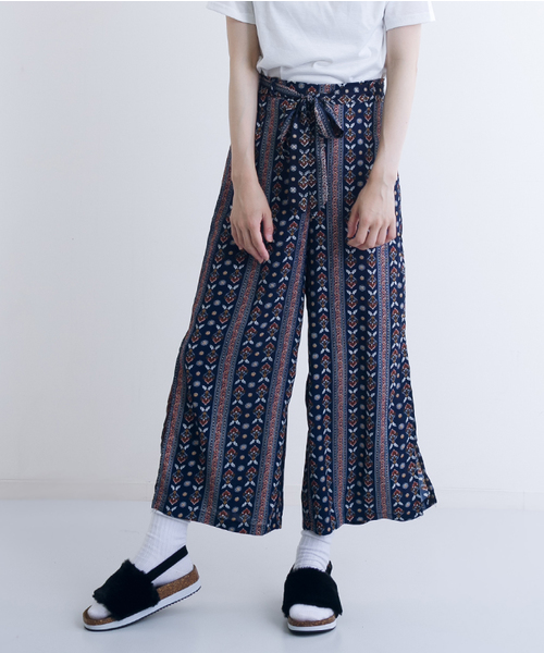 MERLOT（メルロー）の「エスニックボタニカルラインサイドスリットワイドパンツ1154（その他パンツ・レディース・ブラック/イエロー/ネイビー・FREE）」の3枚目の写真